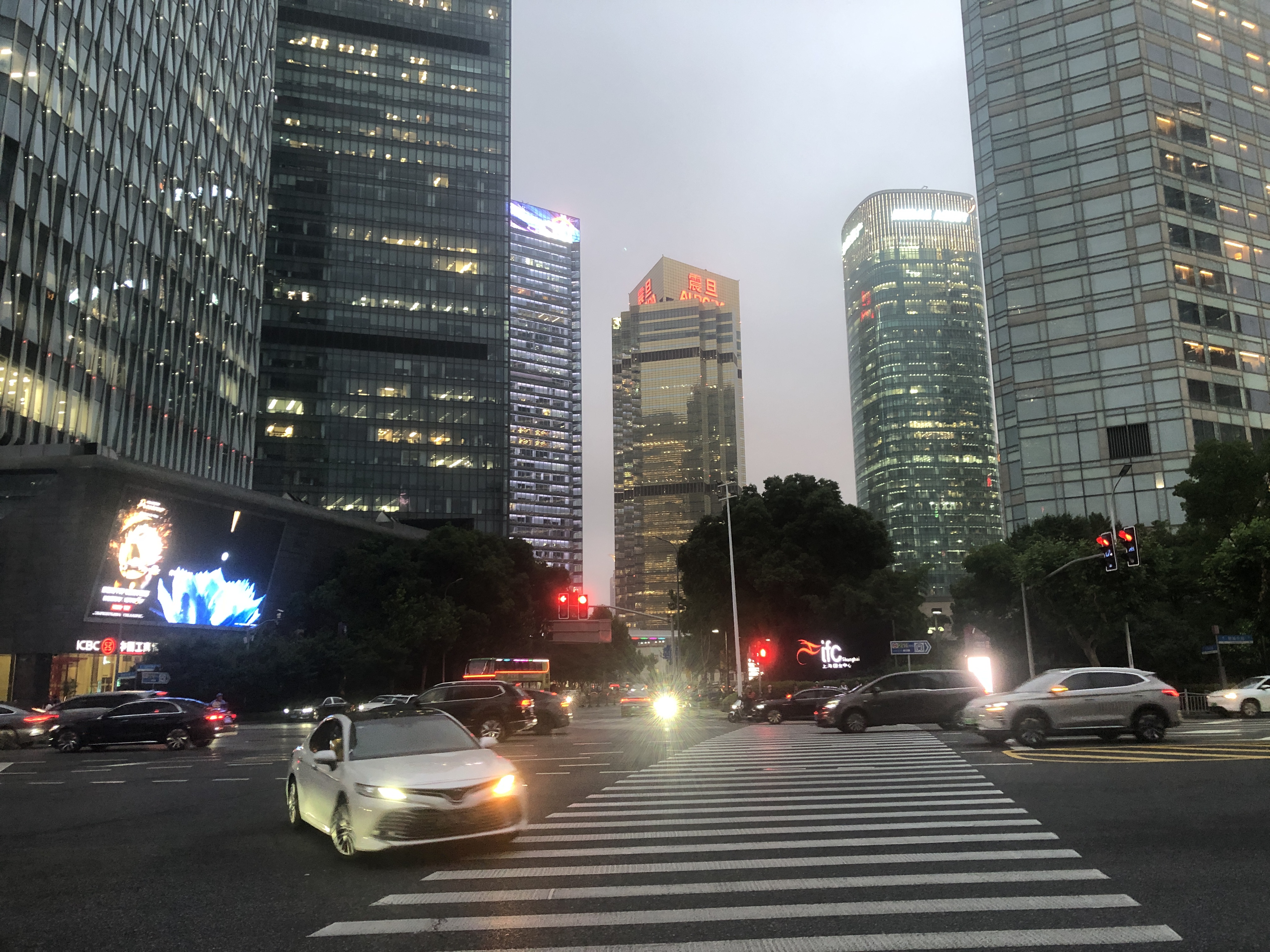 独立站定制开发：如何打造专属品牌的线上增长引擎？